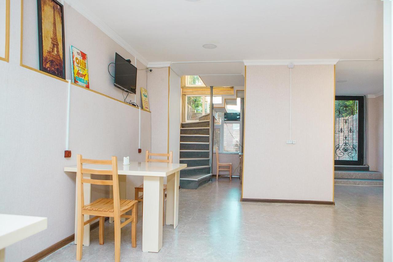 Blossom Hostel Updated ! Обновлено !!! City Center! Perfect Order!!! Snow-White Bed Linen!!! Идеальный Порядок!!! Белоснежное Постельное Белье!!! Центр Города !!! Τυφλίδα Εξωτερικό φωτογραφία